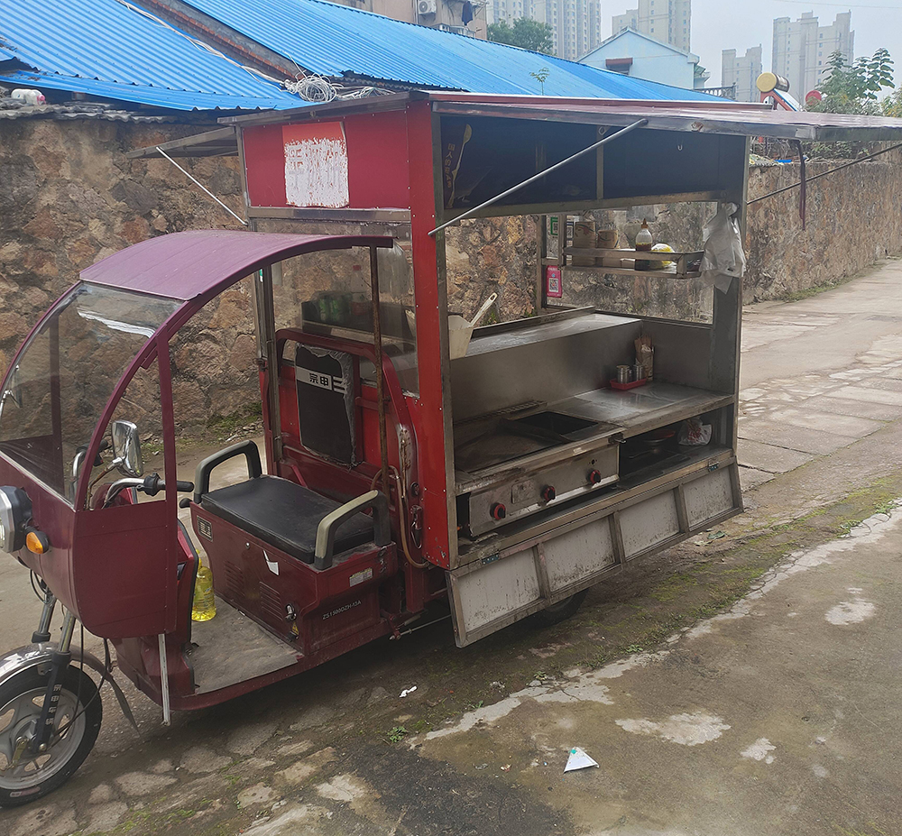 八成新電動(dòng)小吃三輪車(chē)